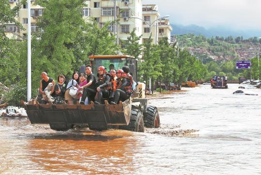 Beijing villagers rescue 100 amid flood crisis